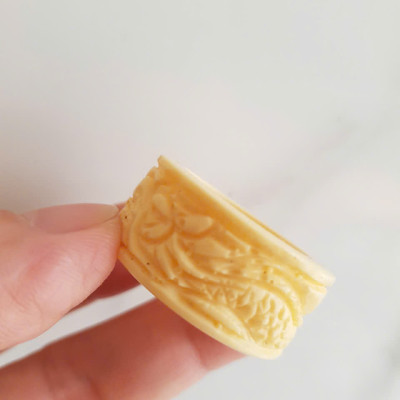 Nhẫn Càn Long Chạm Rồng Nam Giả Ngà hay Xương Mỹ Nghệ màu trắng Ni 22mm Cao 14mm Dầy 4mm Dành Cho Các Anh Nam đeo nhẫn ngón tay cái hay bất kỳ ngón tay nào ni lọt vừa tay là 22mm rẻ vẫn đẹp như thường ạ