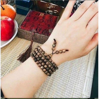 Vòng  tay  trầm  108 hạt  kèm lá bồ đề , có hộp đựng  bằng gấm cao cấp , phù hợp  cho cả nam và nữ 