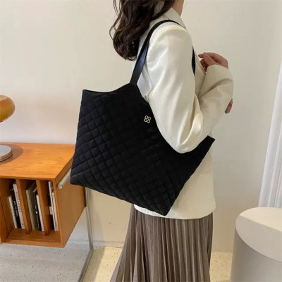 Túi xách  thời trang công sở , có nút đính kim loại , có thể kẹp nách hoặc đeo vai , đựng được nhiều đồ cá nhân , mỹ phẩm vô cùng tiện lợi 
