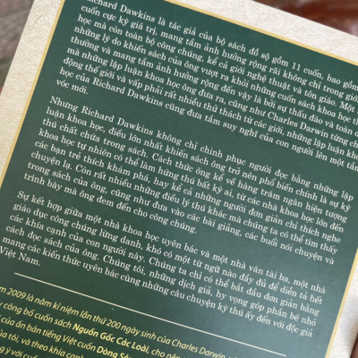 (Tủ sách Khoa học khám phá - Tái bản 2022) DÒNG SÔNG TRÔI KHUẤT ĐỊA ĐÀNG –  Richard Dawkins – Ngô Minh Toàn, Trần Thị Mai Hiên dịch – Nhà xuất bản Trẻ (bìa mềm)