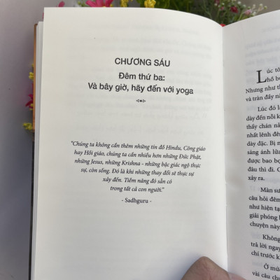 (Tặng Kèm Bộ Ảnh Của Sadhguru) (Bìa cứng) TRÒ CHUYỆN VỚI NHÀ THẦN BÍ – Hướng dẫn nhỏ để có sự tự do và phúc lạc - Sadhguru Vasudev - Achau Books