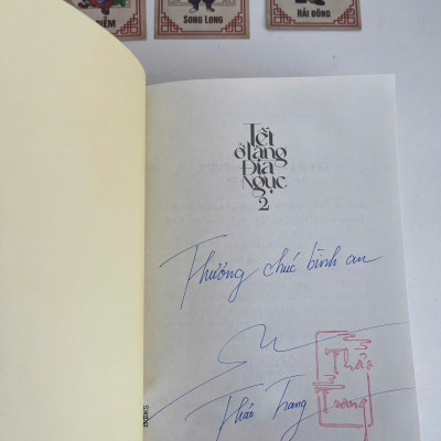 Sách - Tết Ở Làng Địa Ngục Phần 2 - U Hồn Tượng Đất - Saola Books - Thảo Trang - Bìa cứng - chữ ký tác giả - triện tên - bookmark giấy -bookmark mica - 3 thiệp chibi nhỏ - huy hiệu bìa sách