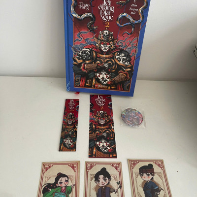 Sách - Tết Ở Làng Địa Ngục Phần 2 - U Hồn Tượng Đất - Saola Books - Thảo Trang - Bìa cứng - chữ ký tác giả - triện tên - bookmark giấy -bookmark mica - 3 thiệp chibi nhỏ - huy hiệu bìa sách