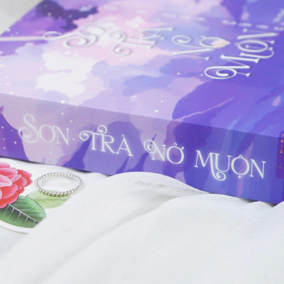 Sơn Trà Nở Muộn - Tặng Kèm 1 Bookmark Hoa Sơn Trà + 1 Bookmark Chiếc Bật Lửa + 1 Postcard