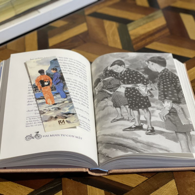 (Bìa lụa tơ tằm in 200 cuốn tặng kèm 1 bookmark và 1 postcard) HAI MƯƠI TƯ CON MẮT- Sakae Tsuboi – Nguyễn Hải Hà dịch – Phuc Minh Books – NXB Văn Học