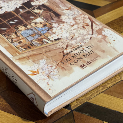 (Bìa lụa tơ tằm in 200 cuốn tặng kèm 1 bookmark và 1 postcard) HAI MƯƠI TƯ CON MẮT- Sakae Tsuboi – Nguyễn Hải Hà dịch – Phuc Minh Books – NXB Văn Học