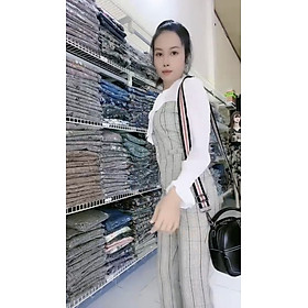 Set áo sơ mi công sở và quần kẻ sọc tôn dáng.