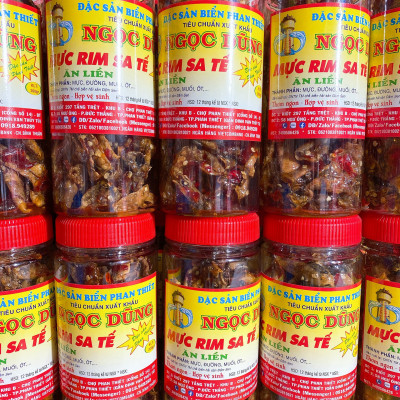 Mực rim sa tế đã chế biến ăn liền gói 1kg là món ăn ngon ơi là ngon của shop Đặc Sản Biển Phan Thiết NGỌC DŨNG. Hạn sử dụng 6 tháng kể từ ngày đặt hàng